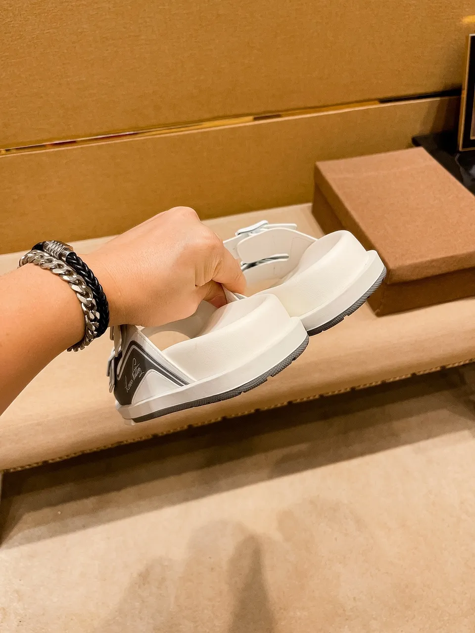 Men's shoes 💰 380 💰 New model on the market 🔥 [LV 🔥 Slippers] High-end 1:1 mold customization of first-layer cowhide, original upgraded version of the outsole, lighter and non-slip. The market's top quality, fashionable and trendy, versatile and popular, simple yet tasteful, a must-have for fashionistas, exuding a fashionable and casual atmosphere, fashion is at your feet, full of confidence, the same style at the counter 👍The season of spring and summer slippers is here, they are super beautiful to wear, 38-44, multiple colors available🔥